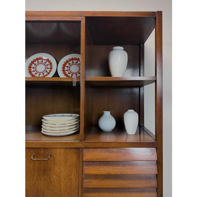 Mid Century Modern American of Martinsville "Dania" Walnut Hutch / China Cabinet For Sale In New York - Image 6 of 12