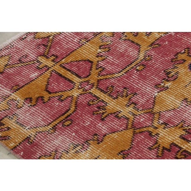 1960s Vintage Mid-Century Pink and Gold Geometric Wool Rug, Black and Green Accents For Sale - Image 5 of 8