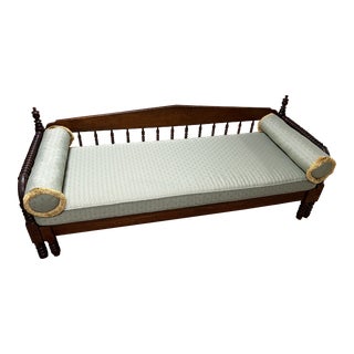 1940s Vintage American Daybed With Spindle Detailing and Pull Out Base For Sale