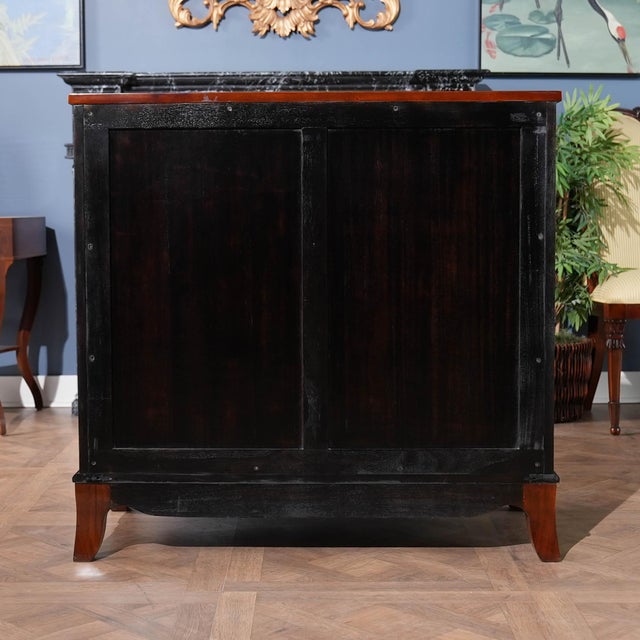 A gorgeous bow-fronted Mahogany Banded Hepplewhite Chest of graduated drawers that features great quality mahogany and...