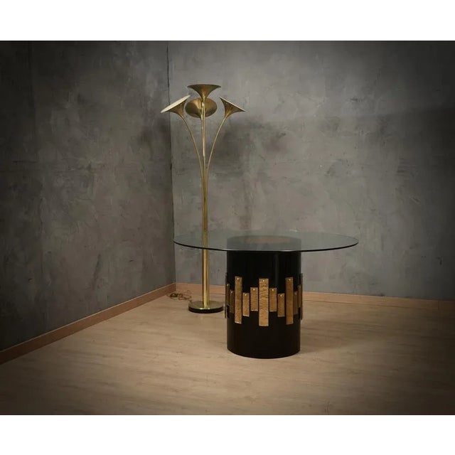 Elegant and essential glass table, with an Italian design from the first half of the last century. The dining or...