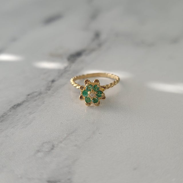 Emerald Tulip Ring 14k Yellow Gold, Size 7 For Sale - Image 4 of 4