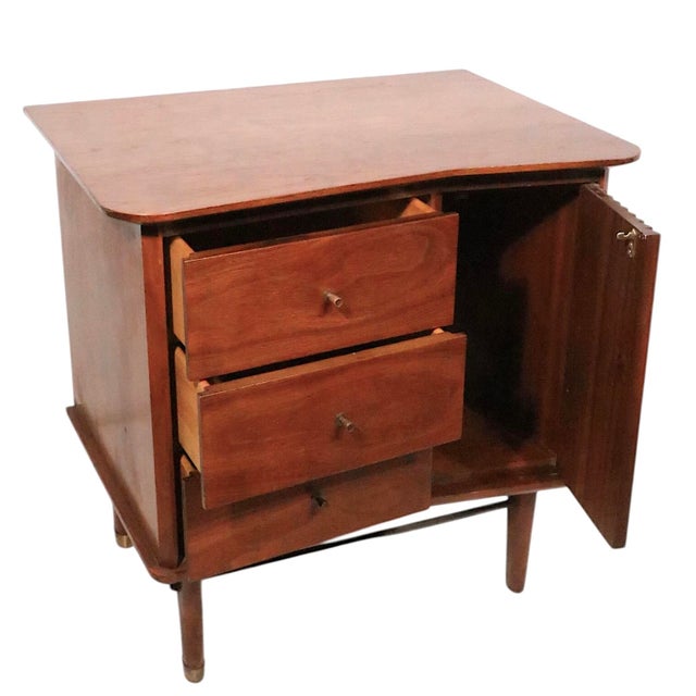 United Furniture Corporation Mid 20th Century Nightstand by the United Furniture Corporation For Sale - Image 4 of 14