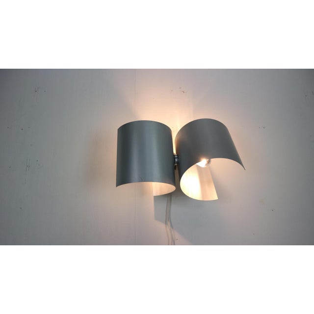 Remarkable table lamp by Giuliano Cesari for Nucleo Sormani, made in 1960's Italy. Two aluminum shells connected host a...