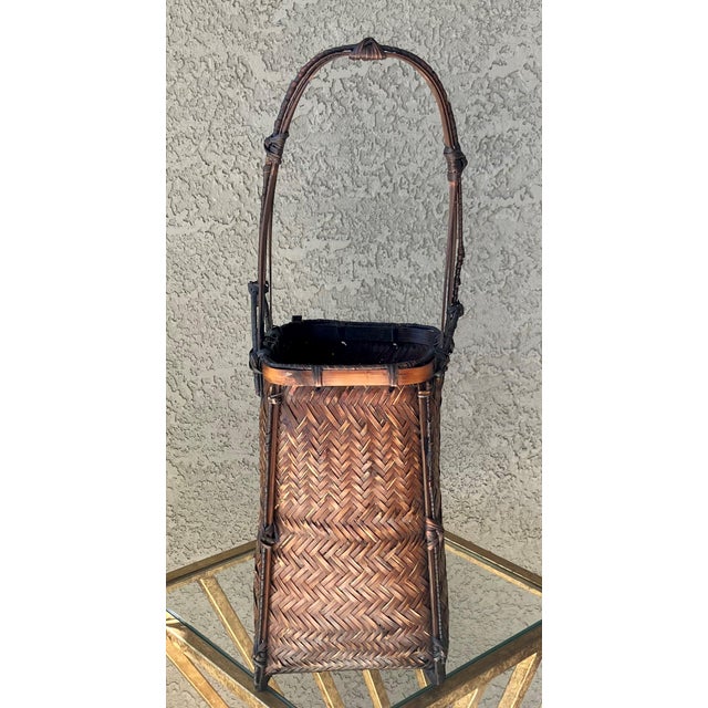 Rustic Stylish Mid 20th-Century Arched Tri-Handled Ikebana-Inspired Hanakago (花籠) Basket For Sale - Image 3 of 15