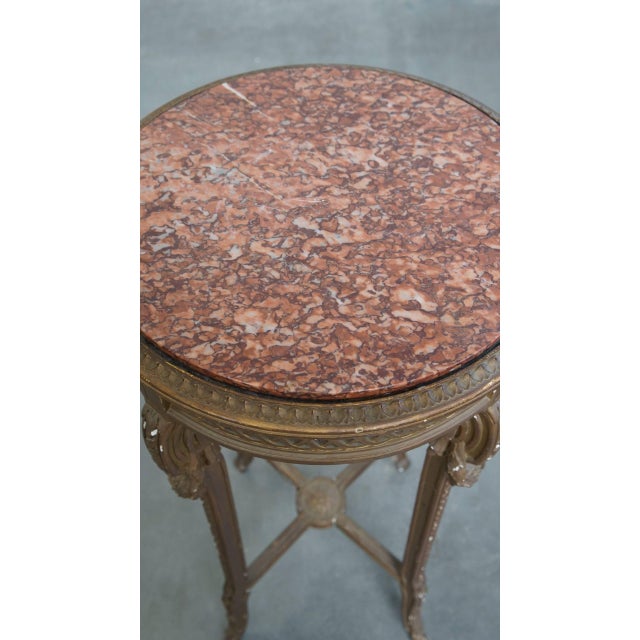 French Round Brocante Side Table with Gold-Colored Wooden Frame and Marble Top For Sale - Image 3 of 8