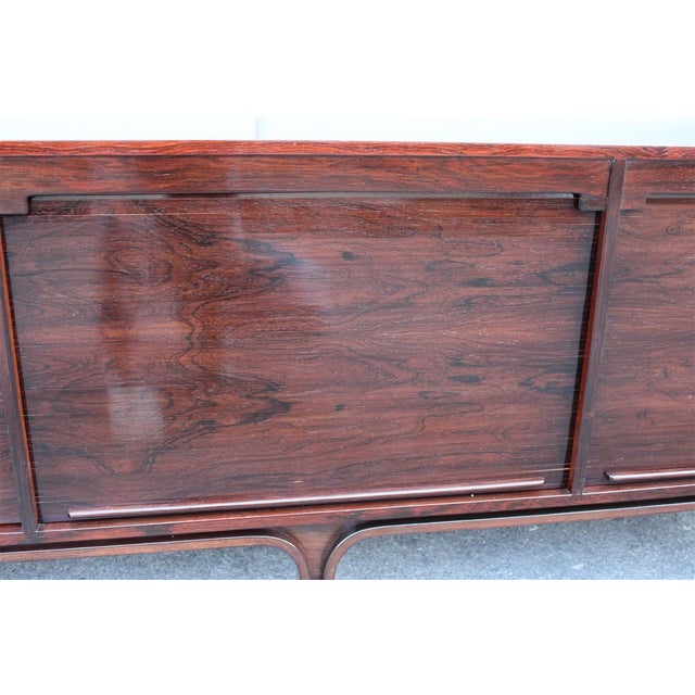 1950s Low Rosewood Sideboard by Gianfranco Frattini for Bernini, 1960s For Sale - Image 5 of 17