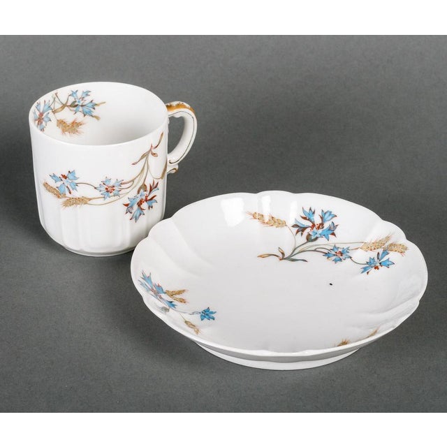 Porcelain tea or coffee service, composed of 4 cups and saucers, a teapot and a tray, 20th century. h: 22cm, l: 41cm, p:...