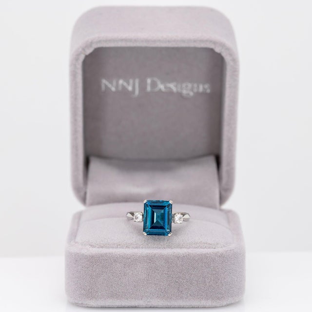 Modern 4Ct London Blue Topaz Estate Ring With Natural Diamond Accents: Solid 10k Gold, Size 6.75 For Sale - Image 3 of 9