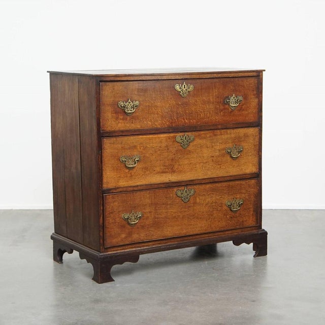 Antique 18th Century English Chest of Drawers with 3 Drawers and Original Fittings For Sale - Image 16 of 16