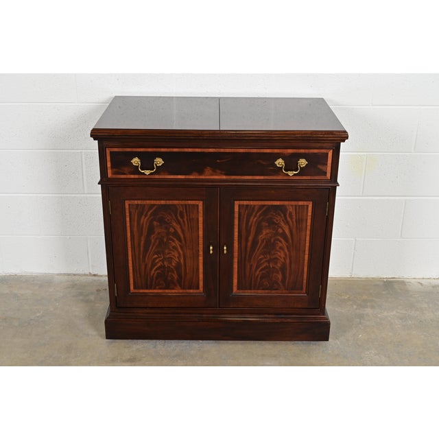 A beautiful Georgian or Chippendale style flip top buffet server or bar cabinet By Stickley USA, Circa 1980s Gorgeous...
