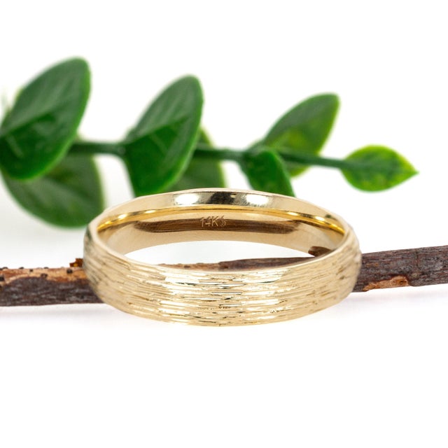 Nature-Inspired Tree Bark Men’s Ring | Solid 14k Gold For Sale - Image 4 of 4
