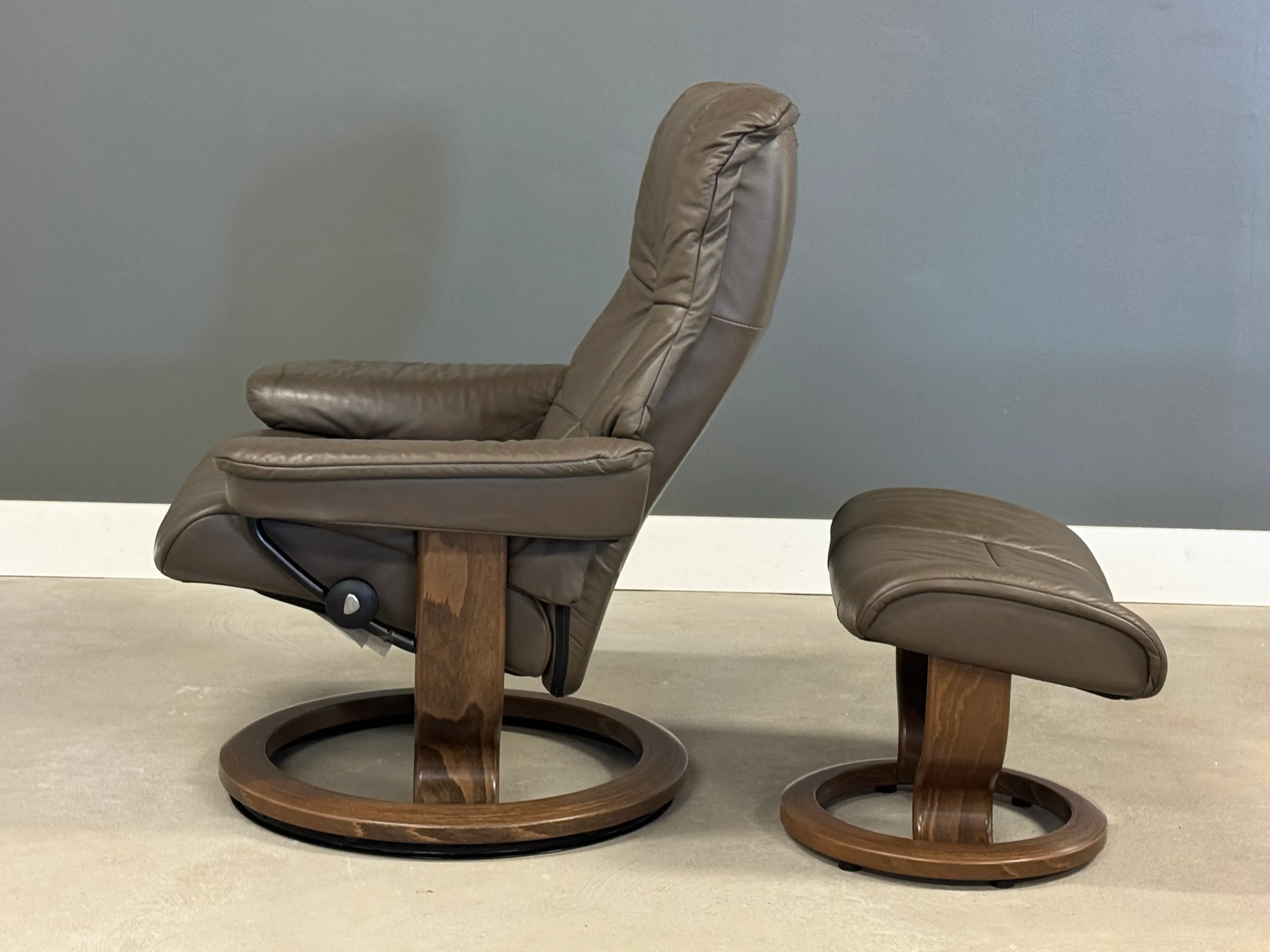 EKORNES Stressless オットマン Brown Leather Ekornes Stressless Recliner and Ottoman | Chairish