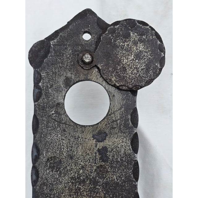 Antique 1910s Hand-Forged Wrought Iron Door Pull 24" Twist Grip W/ Keyhole For Sale In Los Angeles - Image 6 of 18