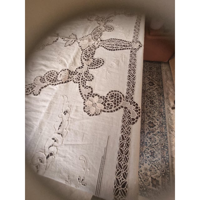 Tablecloth for 8 and Napkins in Linen and Cantu Lace with Hand Embroidery, 1940s, Set of 9 For Sale - Image 3 of 6