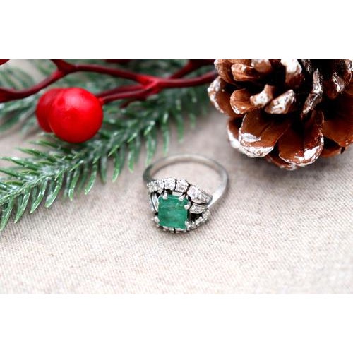 Platinum Ring with Diamonds For Sale - Image 4 of 9