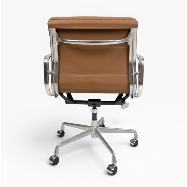 Mid-Century Modern Eames for Herman Miller Aluminum Group Soft Pad Management Chair - Brown Leather For Sale - Image 3 of 11