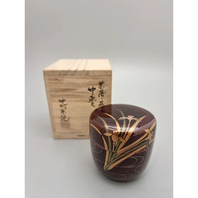 Mid-Century Modern Vintage Japanese Netsuke Matcha Container with Maki-E Lacquer in Bordeaux Colour with Irises and Decorative Inlay, 1960s For Sale - Image 3 of 5