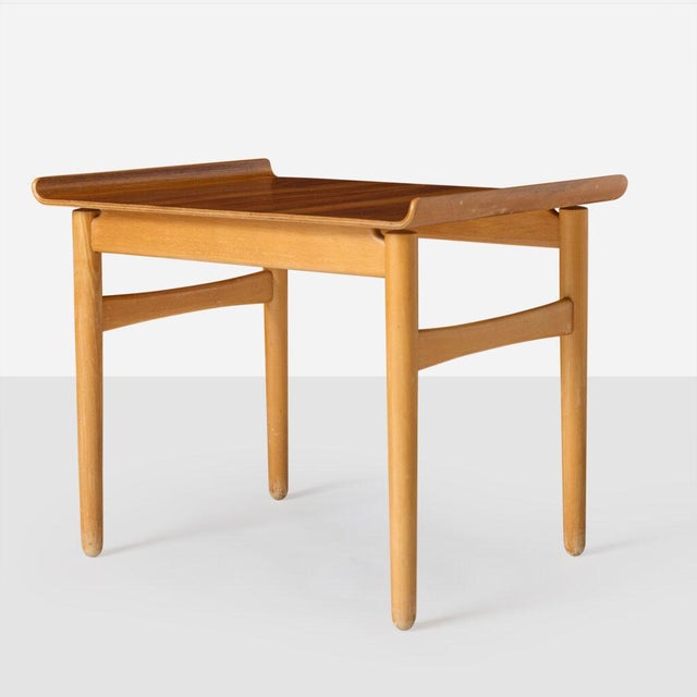 Mid-Century Modern 1950s A “Shell” series side table by Hans J Wegner for Fritz Hansen For Sale - Image 3 of 9