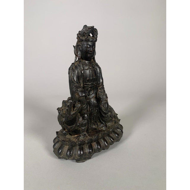 Sculpture of a Guanyin Bodhisattva, Ming Dynasty (1368-1644), China, 15th-16th Century For Sale - Image 9 of 11