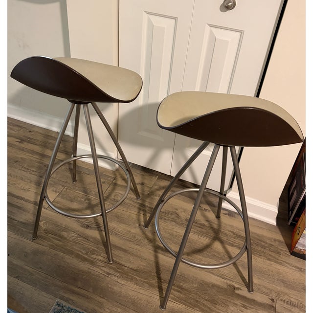 Modern Pair of Onda High-End Barstools Designed by Jesús Gasca for Stua - Beige & Brown For Sale - Image 3 of 8