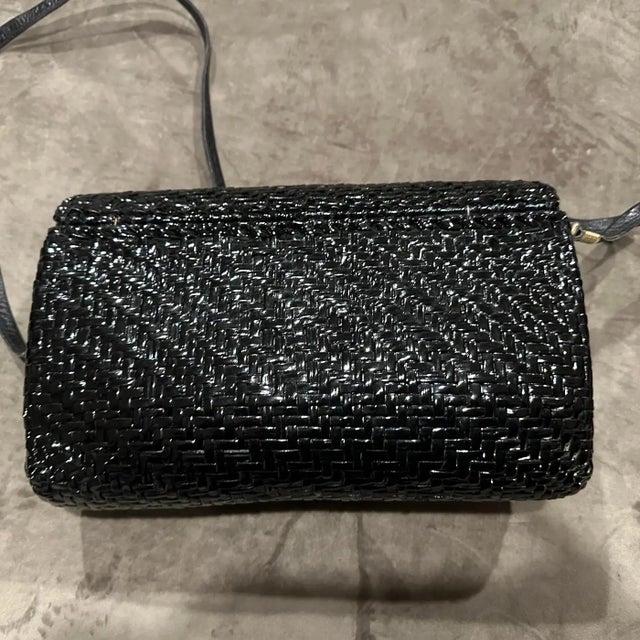 1960s French Riviera Style Glossy Black Wicker and Brass Italian Shoulder Bag For Sale - Image 9 of 12