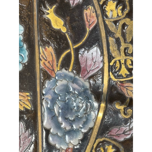 The plate in the image is a Chinese Imari porcelain plate from the Qing Dynasty, produced during the Tongzhi Emperor's...