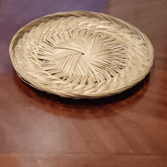 Brown Vintage Hand Woven French Wicker Bread, Fruit, and Vegetable Serving Tray For Sale - Image 8 of 12