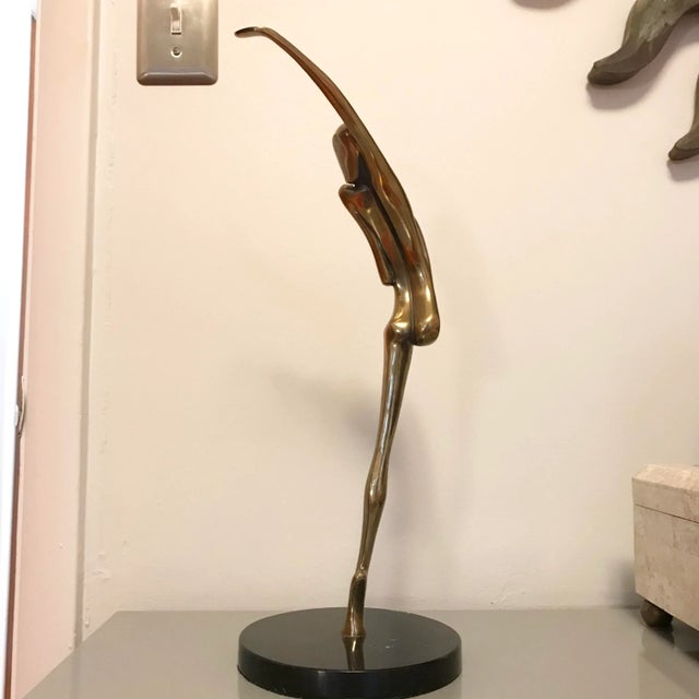 Fantastic bronze sculpture of a dancer mounted on a black marble base. Signed by Tom Bennett on the foot and marked 305 '86.