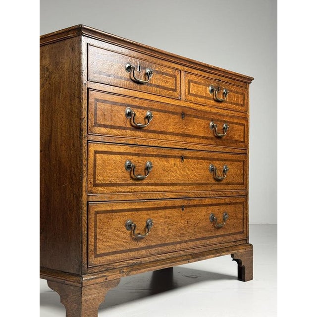 English Chest of Drawers in Oak For Sale - Image 9 of 18