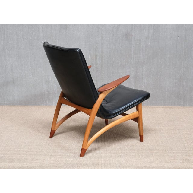 Lounge Chair in Black Leather, Oak & Teak by Arne Hovmand Olsen for J.L. Møllers, Denmark, 1952 For Sale - Image 6 of 15