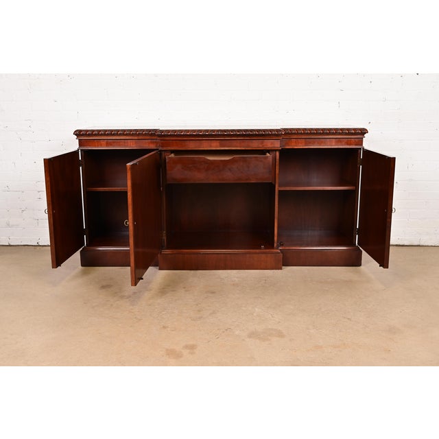 Late 20th Century Late 20th Century Baker Furniture Historic Charleston Georgian Flame Mahogany Breakfront Sideboard or Bar Cabinet For Sale - Image 5 of 14