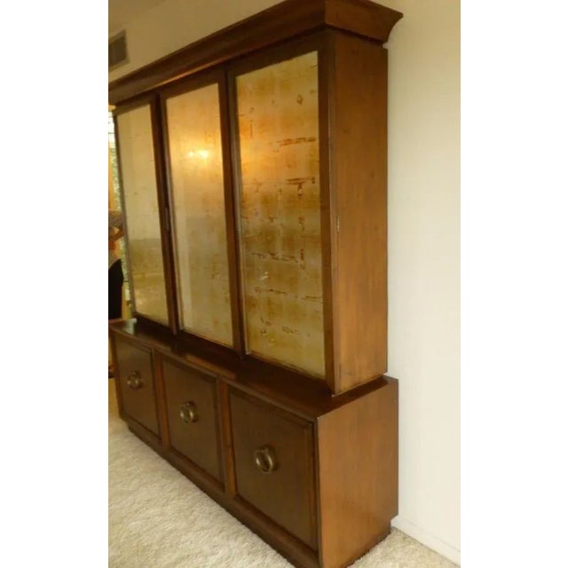 1940s Vintage Widdicomb Robsjohn Gibbings Eglomise Mirrored Breakfront For Sale In Miami - Image 6 of 8
