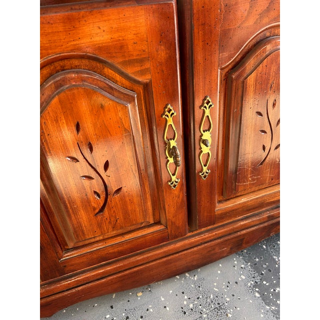 We find forgotten gems and give them a new life! This piece is its original and hard to find another. 1 nightstand...