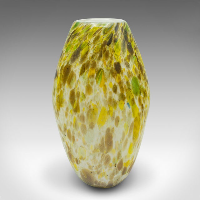 1960's Vintage Flower Vase For Sale - Image 4 of 9