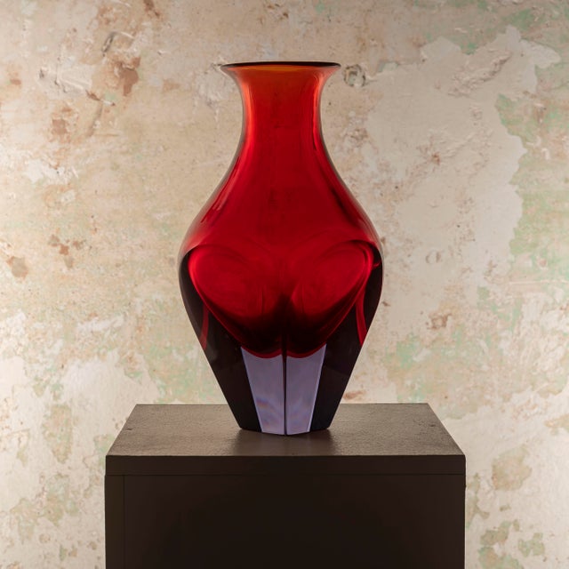 A magnificent Murano glass vase, crafted in Italy during the 1960s by the prestigious Seguso Vetri d'Arte workshop,...