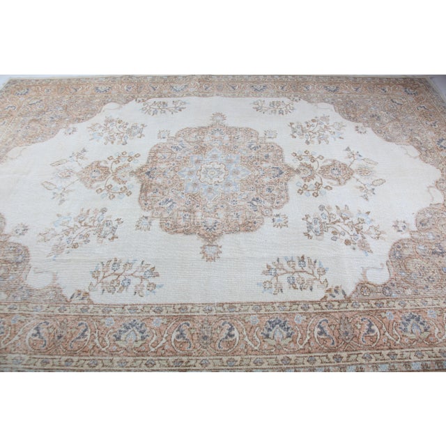 Turkish Hand-Knotted Vintage Floor Rug – Medallion & Vinework in Soft Earth Tones - For Sale - Image 10 of 13