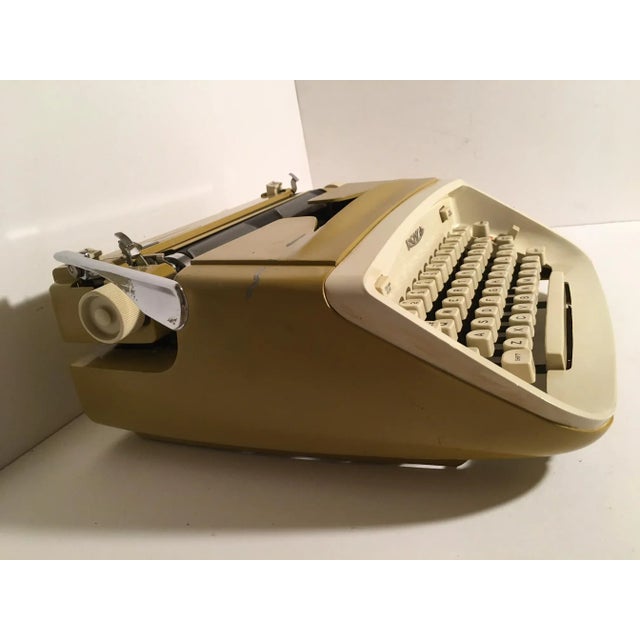 Vintage Mustard Royal Safari Typewriter With Case & Key For Sale In New York - Image 6 of 13