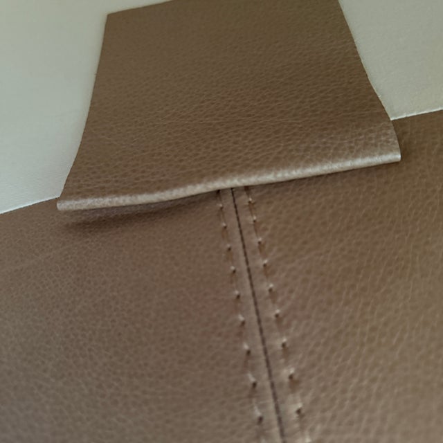 Contemporary Verellen Attributed Jackson Chaise in Dune Leather For Sale - Image 3 of 8