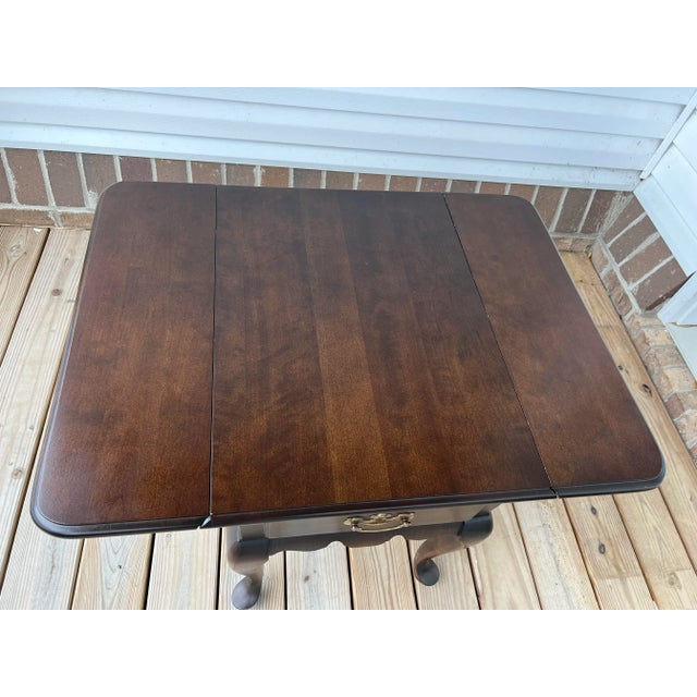 Late 20th Century Hammary Furniture Single Drawer Queen Anne Solid Cherry Double Drop Leaf End Table For Sale In Lexington, KY - Image 6 of 13