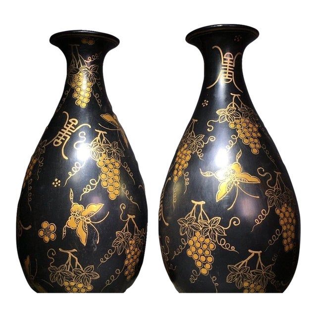 Late 20th Century Pair of Black Lacquer Vases With Gilded Grapevine Motifs For Sale