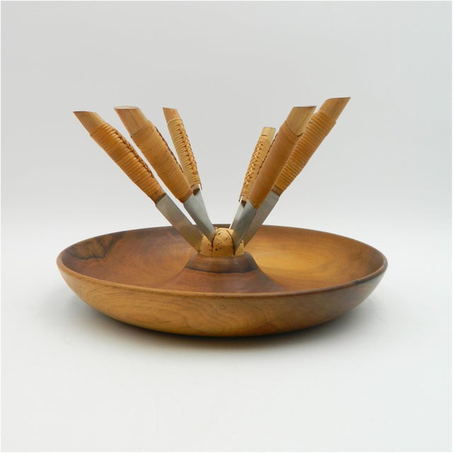 Mid-Century Modern Walnut Wood Fruit Bowl with Knives with Raffia Handles by Carl Auböck for Werkstätte Carl Auböck, Vienna, 1950s, Set of 7 For Sale - Image 3 of 15