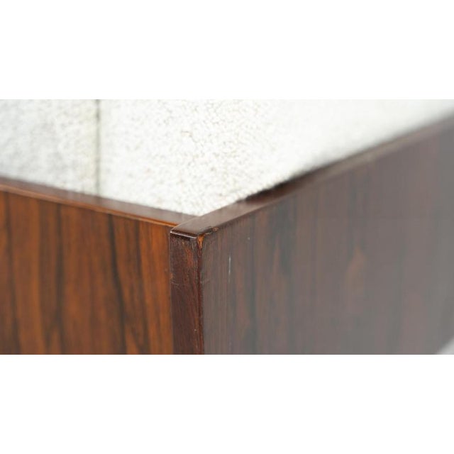 Mid-Century Oriolo Sofa in Wood and White Fabric attributed to Claudio Salocchi for Sormani, 1960 For Sale - Image 15 of 18