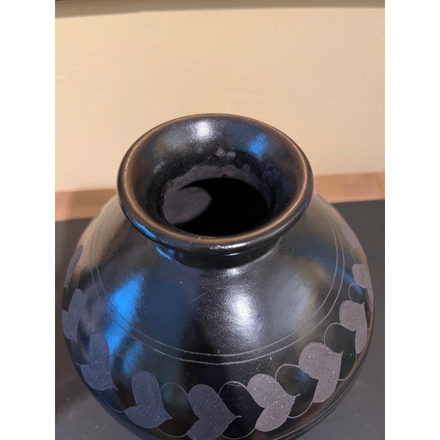 American Early 20th Century Southwestern Style Black Pottery Vase For Sale - Image 3 of 4