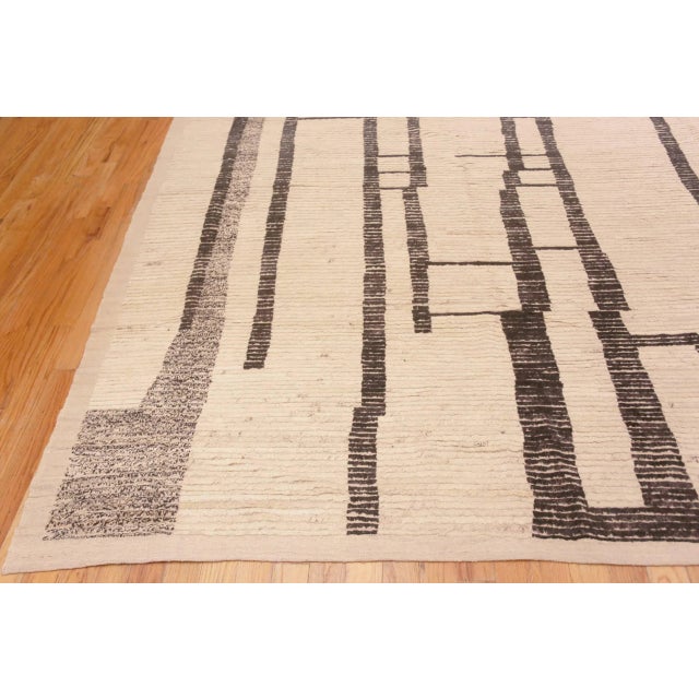 Nazmiyal Collection Abstract Modern Area Rug For Sale In New York - Image 6 of 8