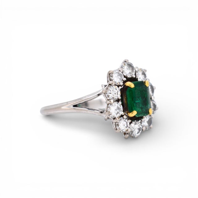 Art Deco Vintage French Emerald & Diamond Daisy Ring - 18k White Gold - Circa 1990, Size 6.25 For Sale - Image 3 of 6