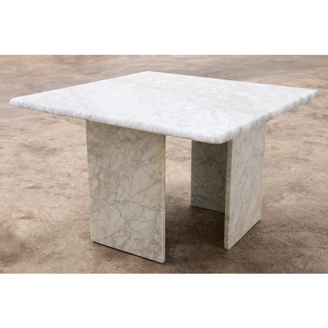 Italian Marble coffee table, timeless design from the 1970s Discover the charm of Italian design with our timeless white...