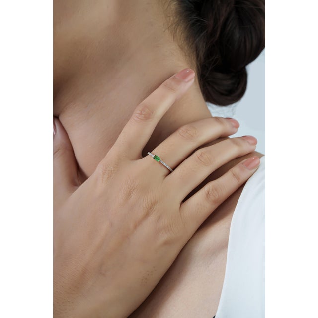 Kelly Green Minimalist Baguette-Cut Tsavorite & Diamond Pave Band Ring in 14k Yellow Gold Size 9 For Sale - Image 8 of 15