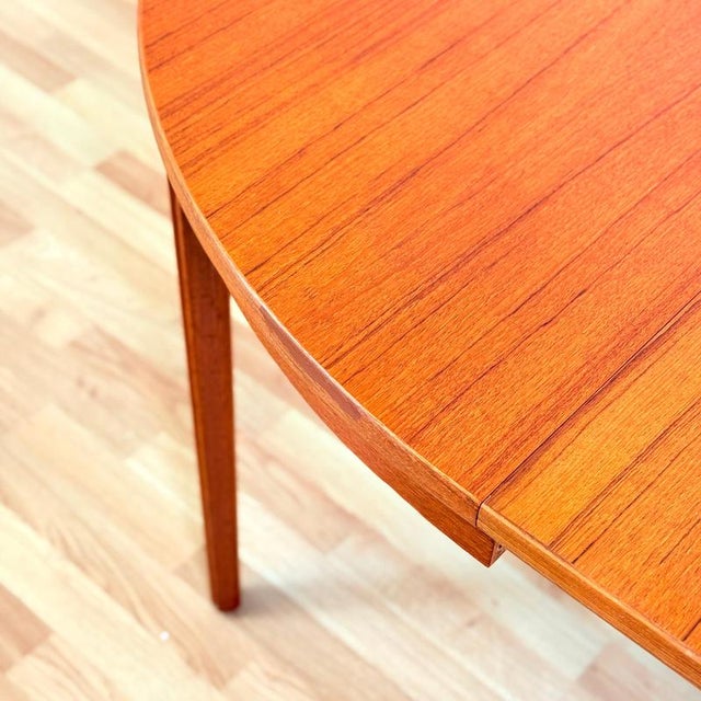 Brown Swedish Round Dining Table in Teak by Bertil Fridhagen for Bodafors, 1950s For Sale - Image 8 of 10