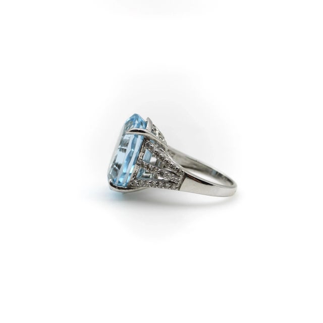 14K White Gold, Diamond, and Blue Topaz Ring 19+ Carats Size 6.25 For Sale - Image 4 of 8